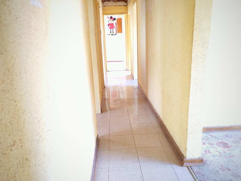 "Main Road Gem: Ideal for Home or Business Transformation!" - Photo 6