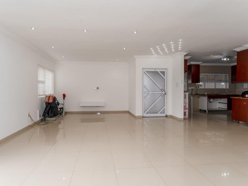 FOR SALE: Stylish 3-Bedroom Home in Desirable Zeekoevlei - Photo 7