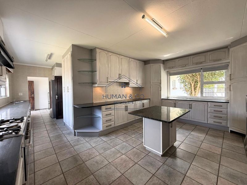 Large Residential Property in Central Town - Photo 5