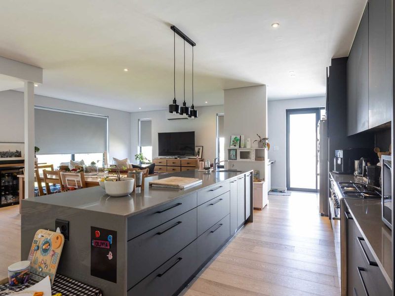 A stylish three-bedroom home in North Pointe Neighbourhood on Val de Vie Estate. - Photo 2