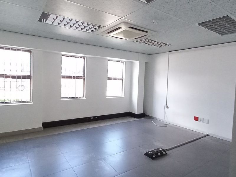 2 418m2 North Riding Warehouse To Let - Photo 8