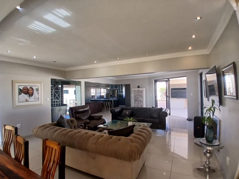 4-Bed Family Home - close to Private School - Photo 8