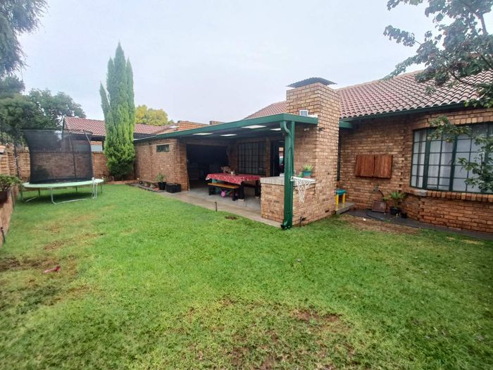 Property #2378012, House Pending Sale in Die Hoewes