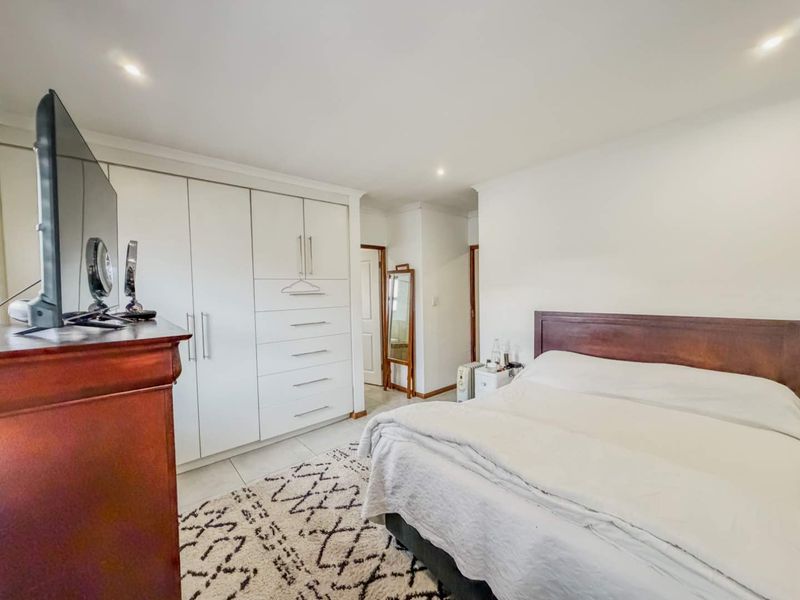 Stylish Duplex Townhouse with Double Garage & Granite Kitchen - Photo 8