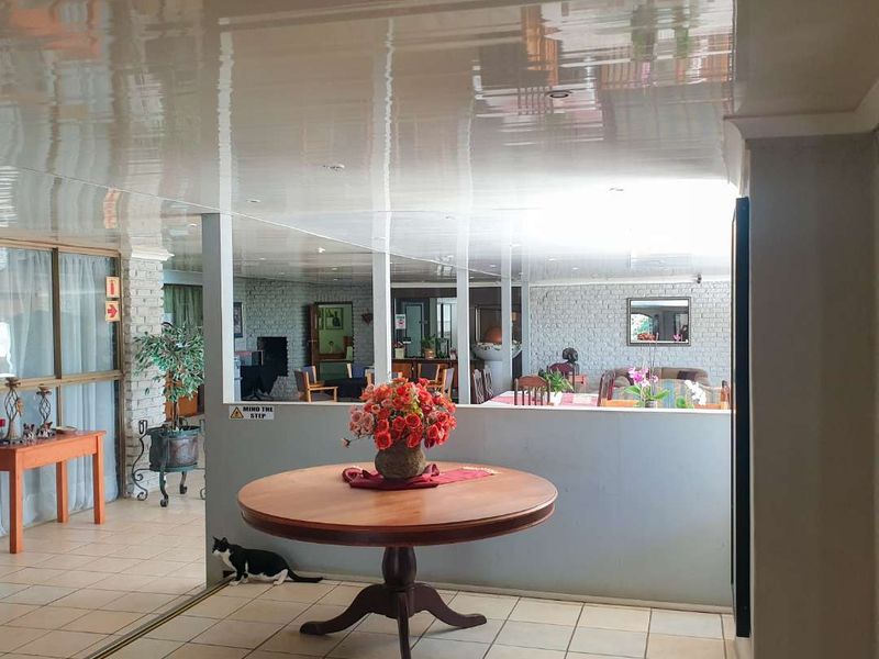 22 Bedroom guest house for sale in Pretoria north at the foot of the mountain. - Photo 2