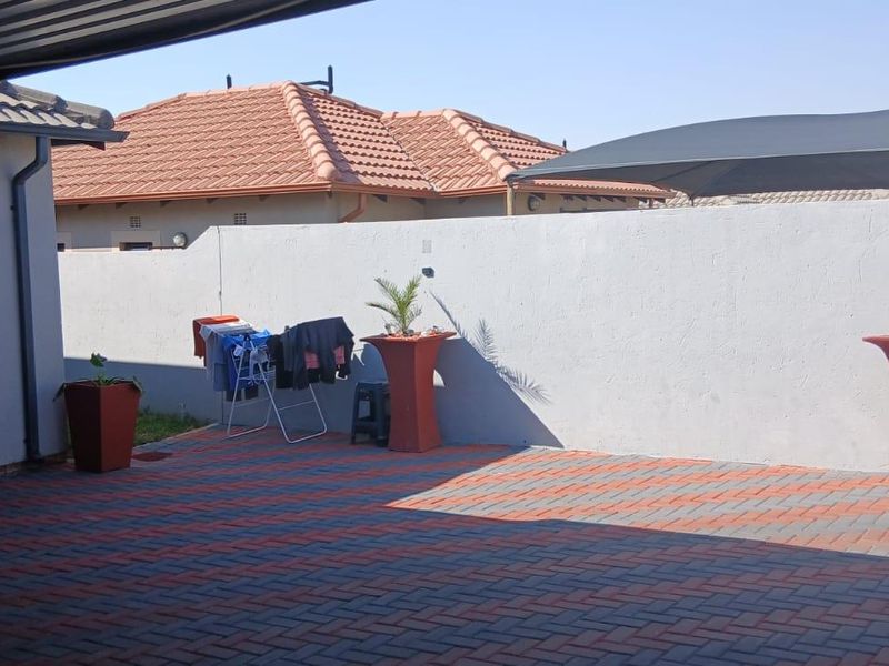Clayville R895 000- Lovely neat Home - Photo 4