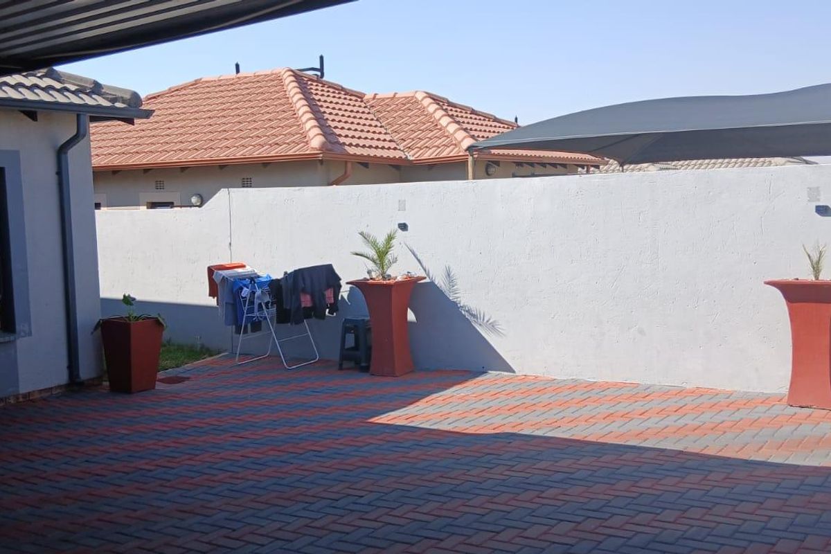 Clayville R895 000- Lovely neat Home - Photo 4