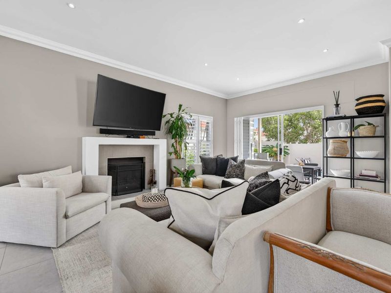 Elegant North-Facing Family Home in Quiet Cul-de-Sac - Photo 10