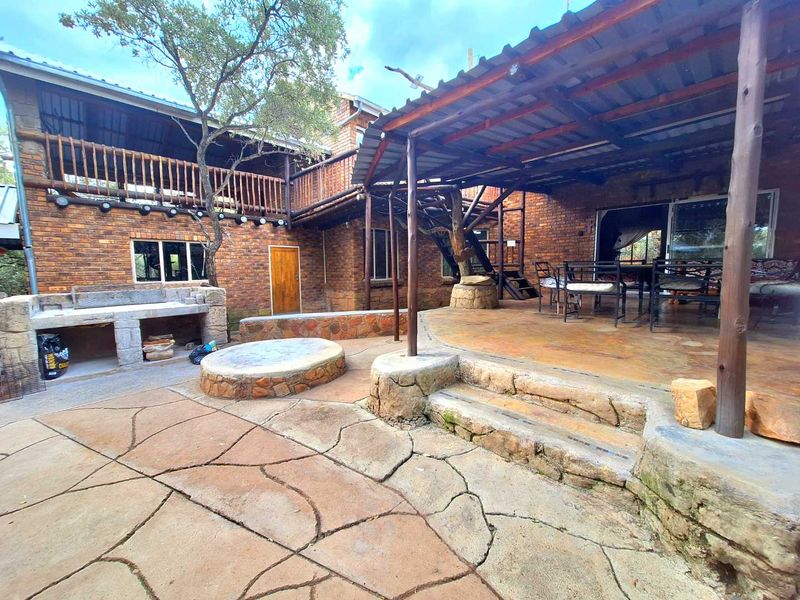 Dual-Living: Spacious 5-Bedroom House with Pool and Privacy - Photo 2