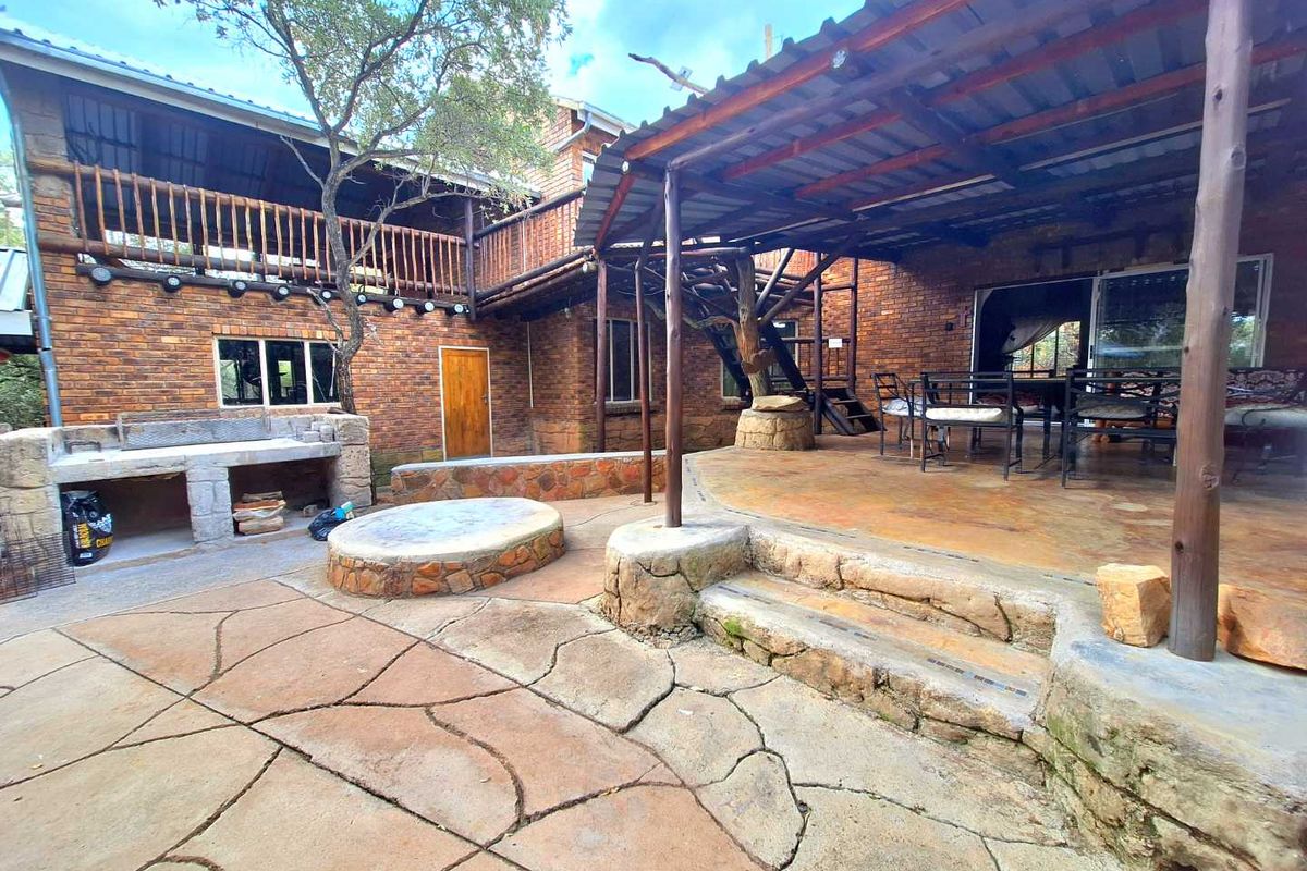 Dual-Living: Spacious 5-Bedroom House with Pool and Privacy - Photo 2