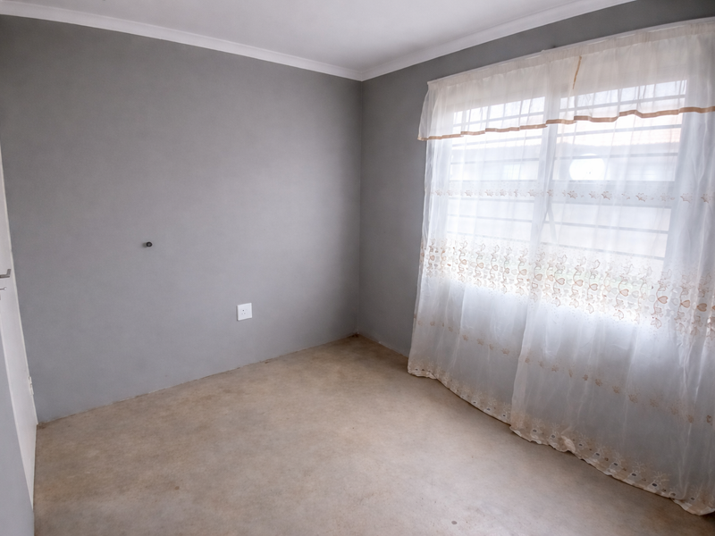 Charming 3-Bedroom Home in a Tranquil Estate - Photo 7