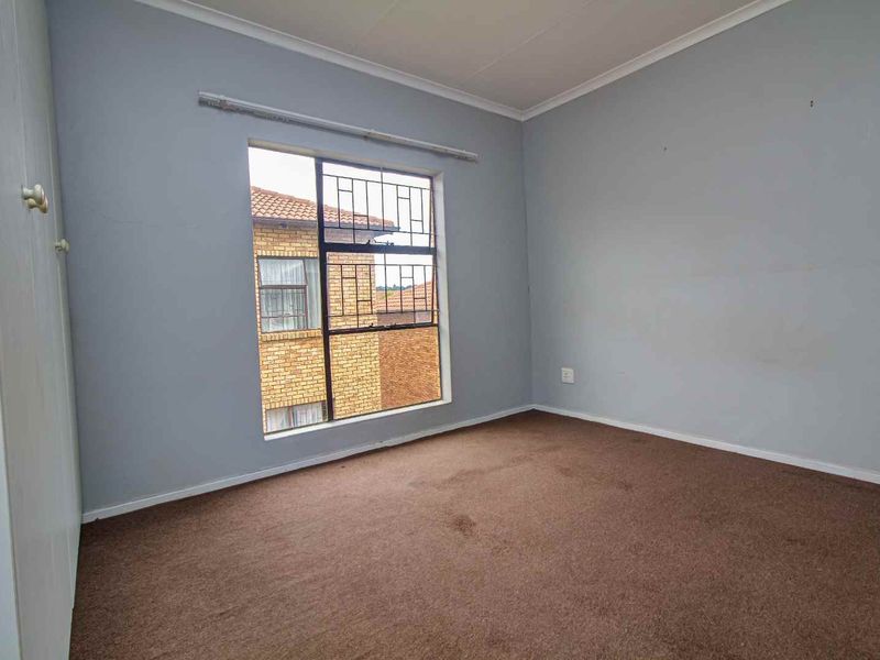 Secure Living Near Top Shopping & Entertainment Hubs - Photo 6