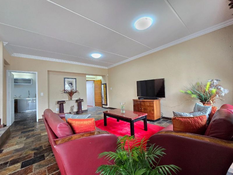 Stunning Home in Glenvista – Secure Living in a Modern Complex - Photo 9