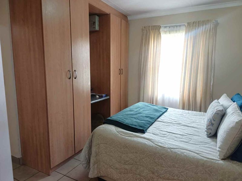 Secure Estate Living: 3-Bed, Ready to Move In - Photo 9