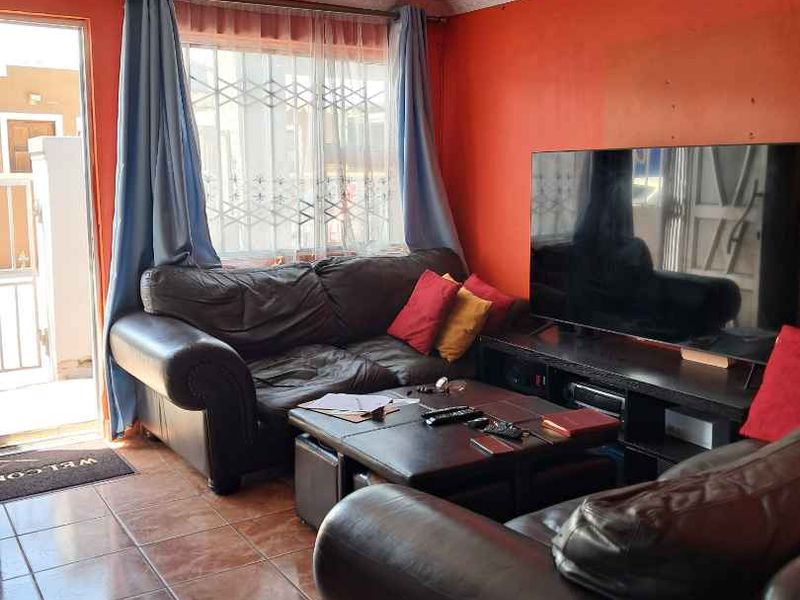 Charming One-Bedroom Home with Additional Outside Room - Photo 10