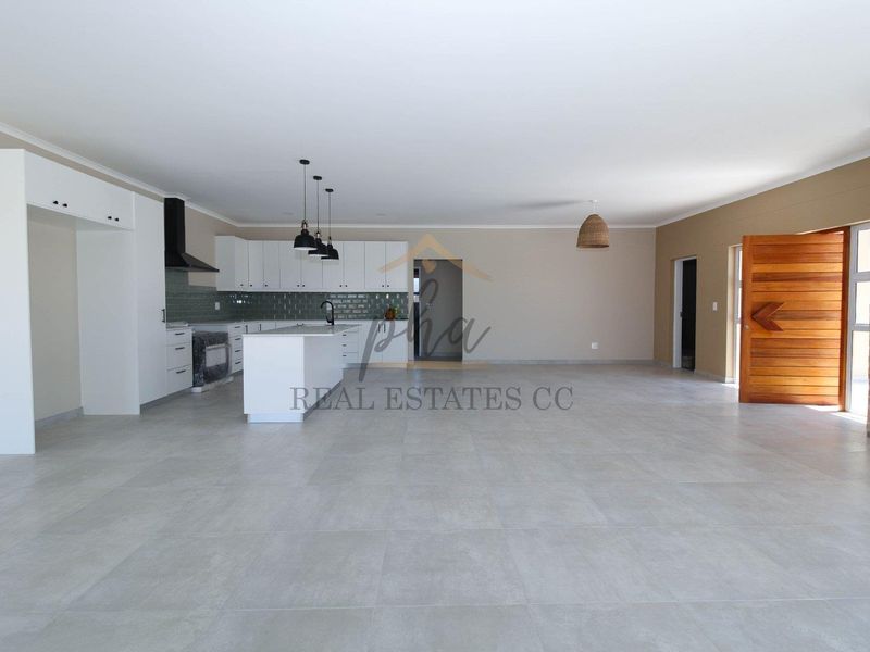 LUXURY HOME with exceptional space and views - Photo 2