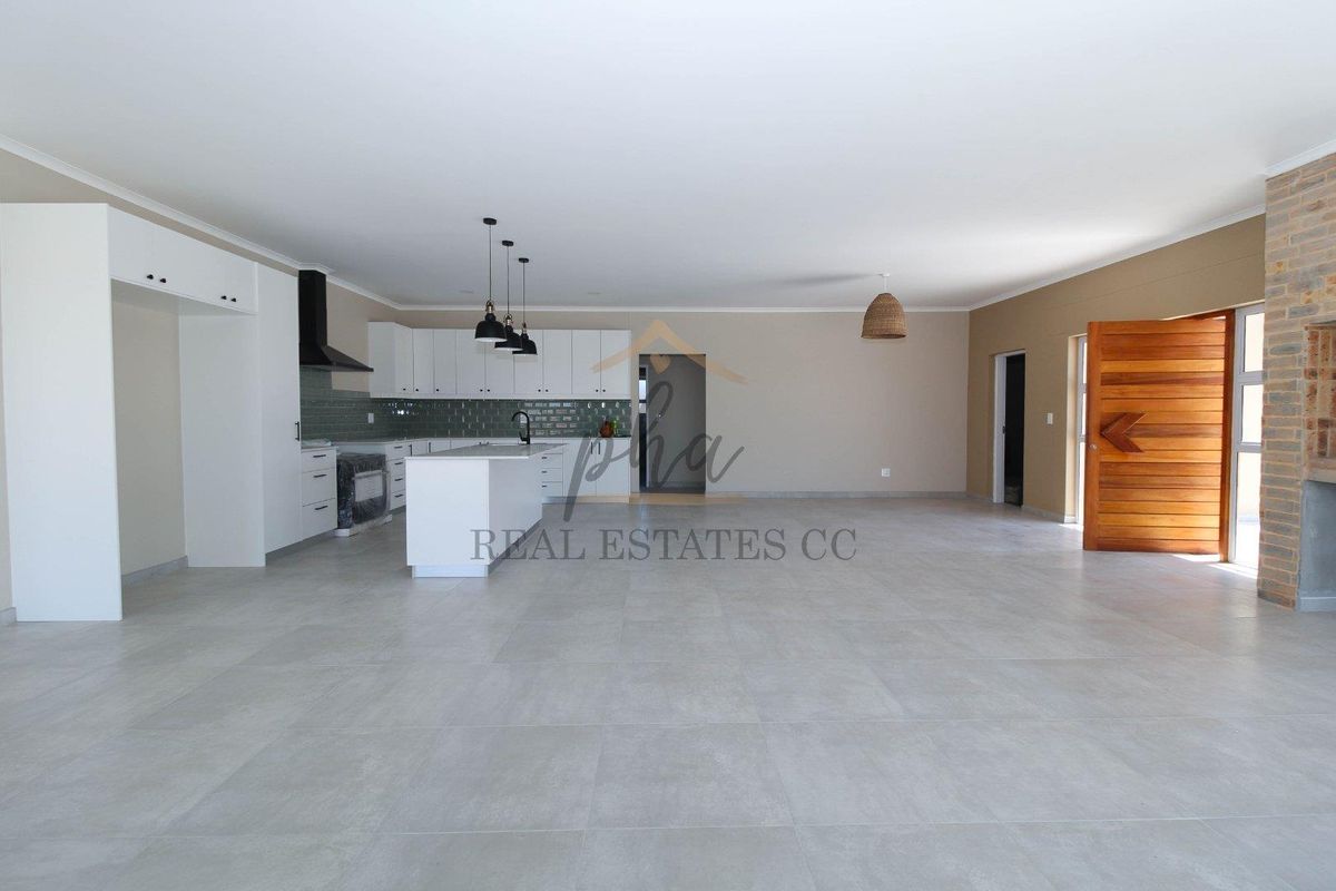 LUXURY HOME with exceptional space and views - Photo 2