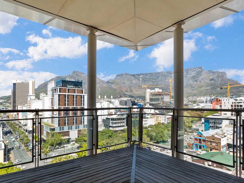 Top Floor Apartment with Mountain Views - Photo 2