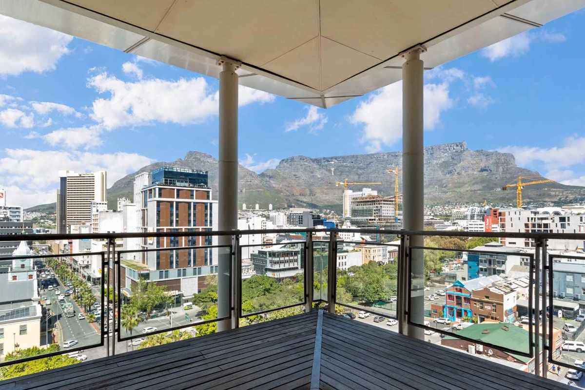 Top Floor Apartment with Mountain Views - Photo 2