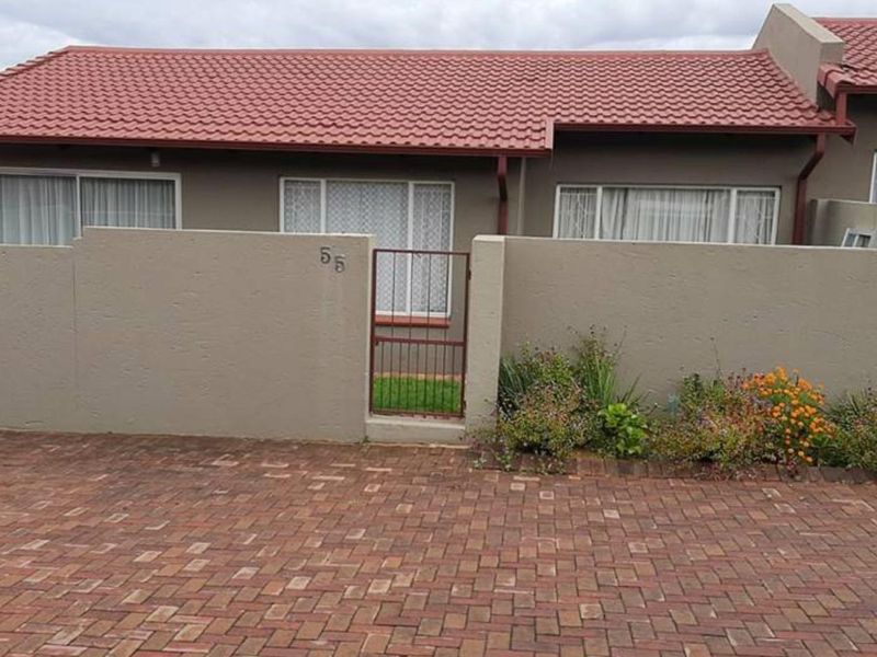 Well maintained 3 bedroom cluster home in sought after Complex For Sale! - Photo 2