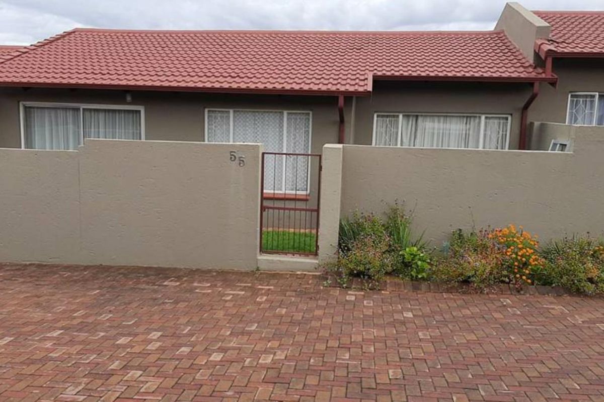 Well maintained 3 bedroom cluster home in sought after Complex For Sale! - Photo 2