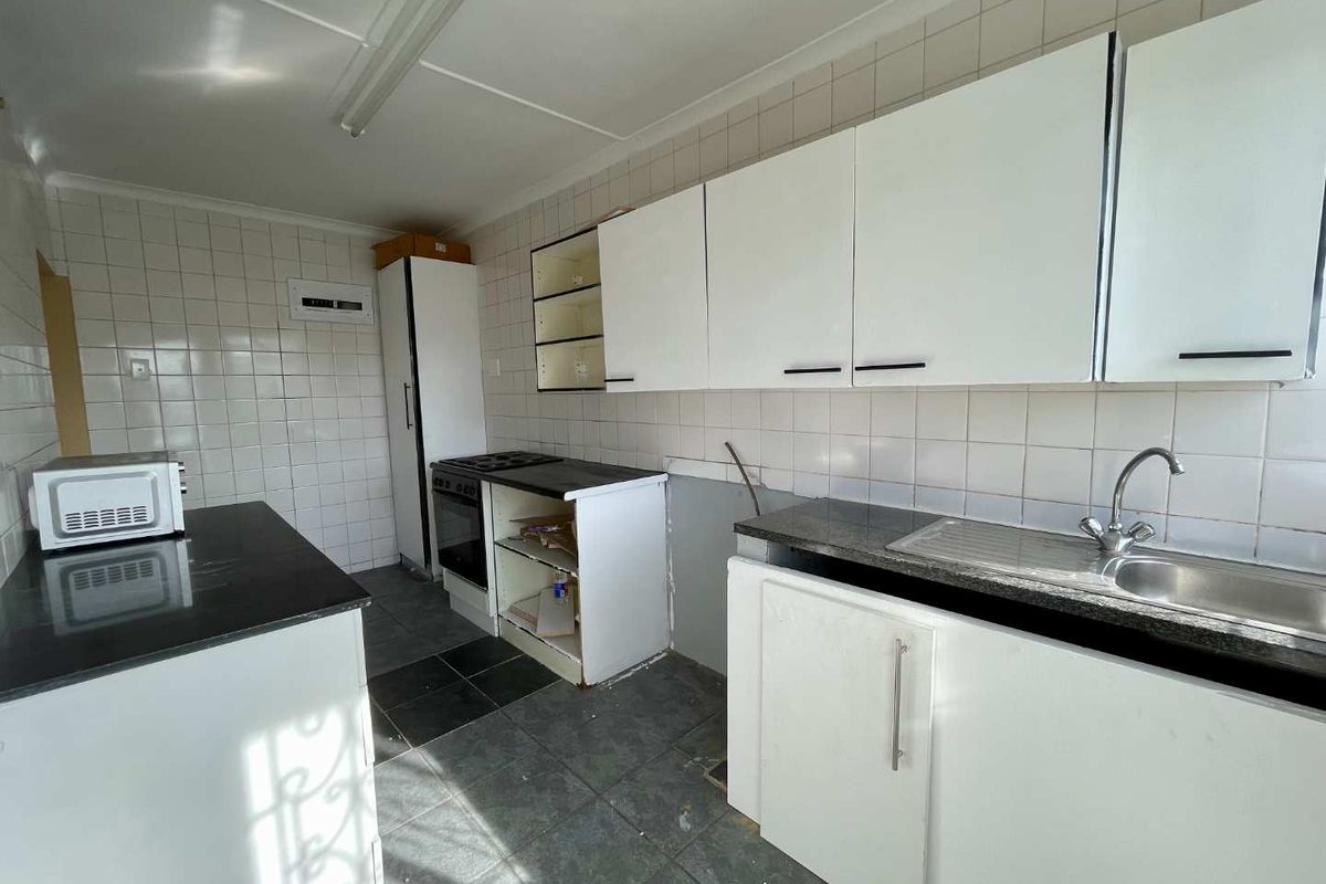 Top-Floor 3-Bedroom Apartment with Stunning Views - Photo 2