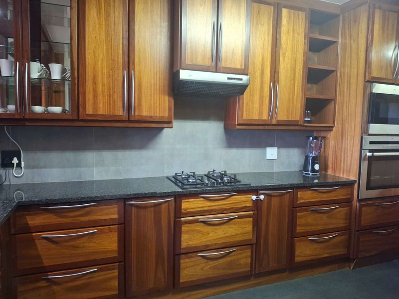 A LUXURIOUS THREE BEDROOM FURNISHED APARTMENT - Photo 10