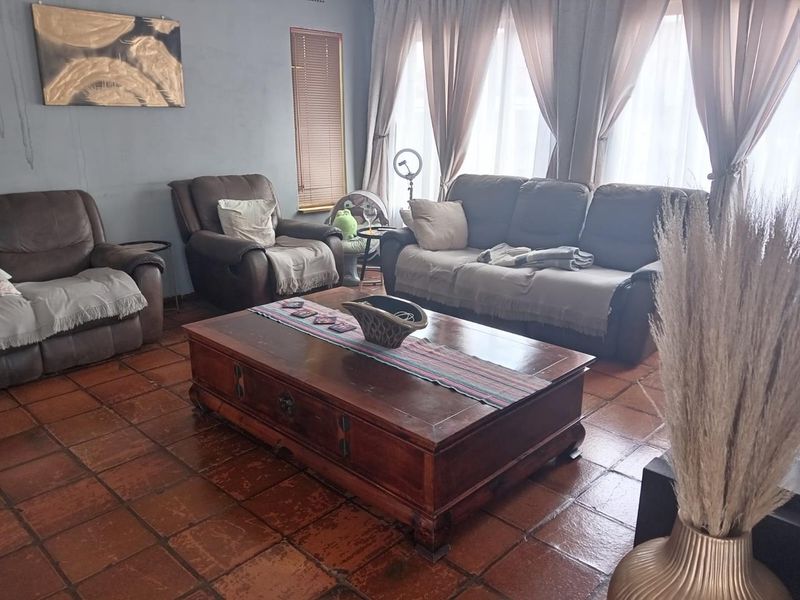 Large family home with pool in an enclose area - Photo 6