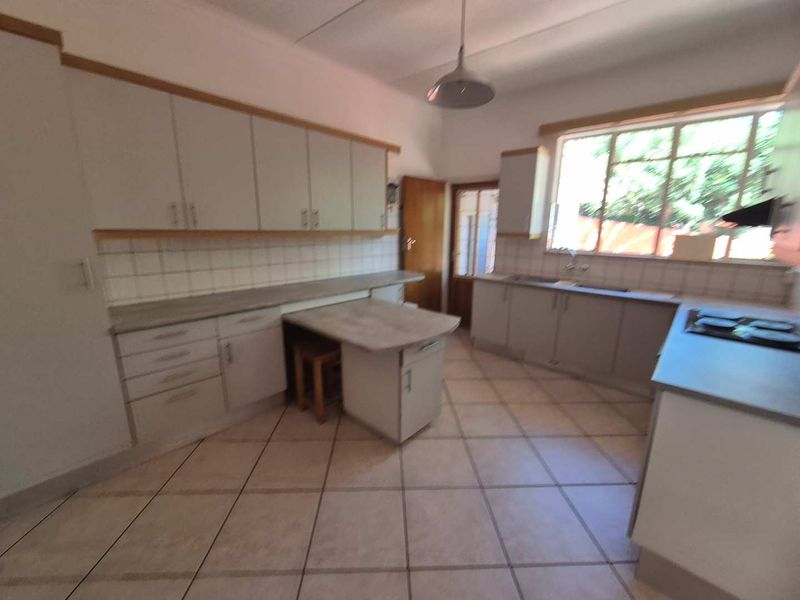 Luxury Hill Family home with a beautiful view - Photo 2