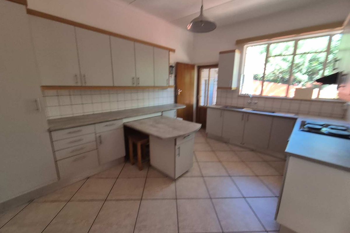 Luxury Hill Family home with a beautiful view - Photo 2