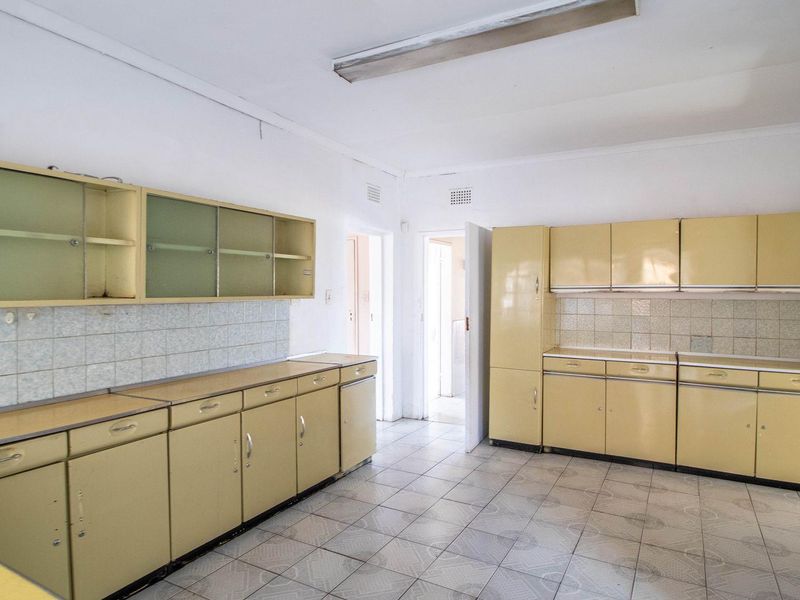 Unlock Potential: Spacious 3-Bed Home with Bonus Flatlet! - Photo 9