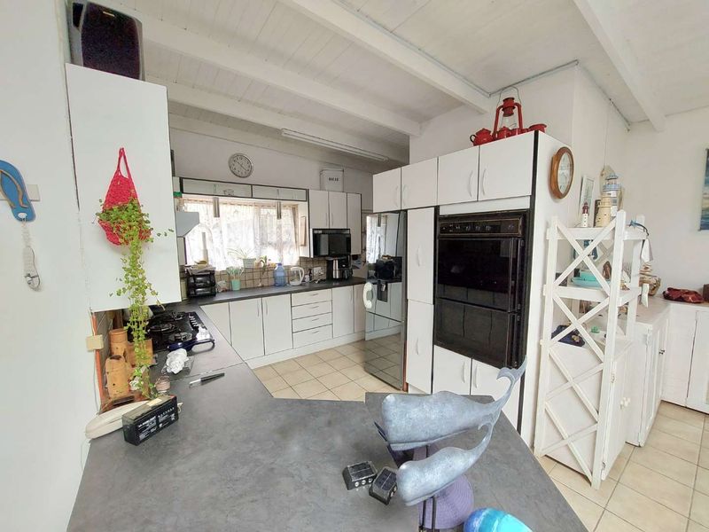 Spacious 4-Bedroom Gem: Perfect for Family & Entertaining! - Photo 3