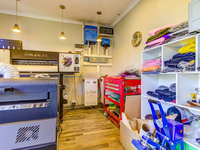 3 Bedroom freestanding secure Townhouse in Van Riebeeck Park - Photo 6