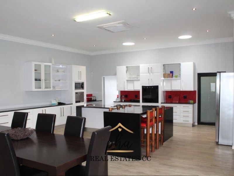 Entertainer's Dream!! 5 bedroom house with pool for sale in Walvis Bay for N$6 700 000.00 - Photo 2