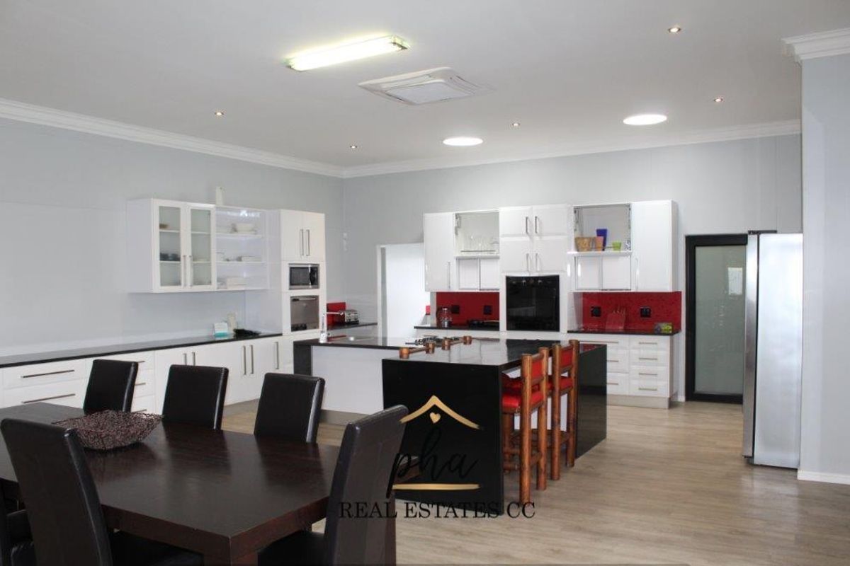 Entertainer's Dream!! 5 bedroom house with pool for sale in Walvis Bay for N$6 700 000.00 - Photo 2