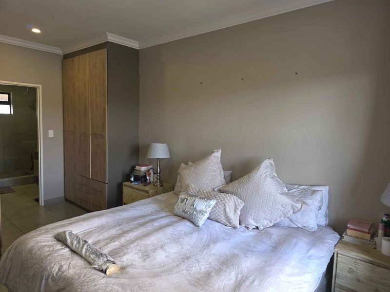 Modern, Stunning 3-Bedroom Apartment for Rent in Six Fountains Estate.  Truly the entertainer's dream! - Photo 10