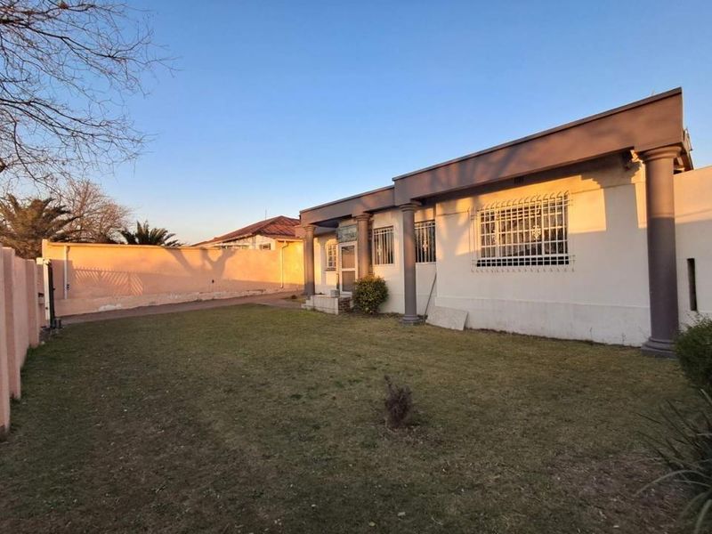 Comfortable Family Living with Versatile Flatlet and Pool - Photo 4