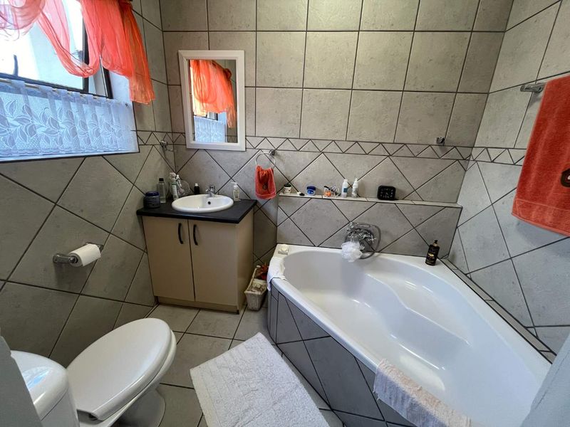 Immaculate 3-bedroom townhouse just outside Upington - Photo 6