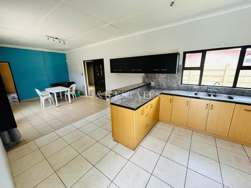 3-Bedroom Home With Flatlet On Large Erf - Photo 7