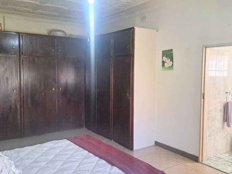 Immaculate multiple-living property for sale in Haddon, Johannesburg South - Photo 10