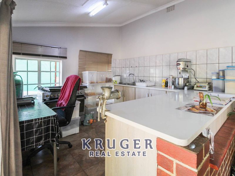 🏡 SPACIOUS FAMILY HOME WITH FLAT & ENTERTAINMENT AREAS FOR SALE IN OUTJO 🏡 - Photo 4