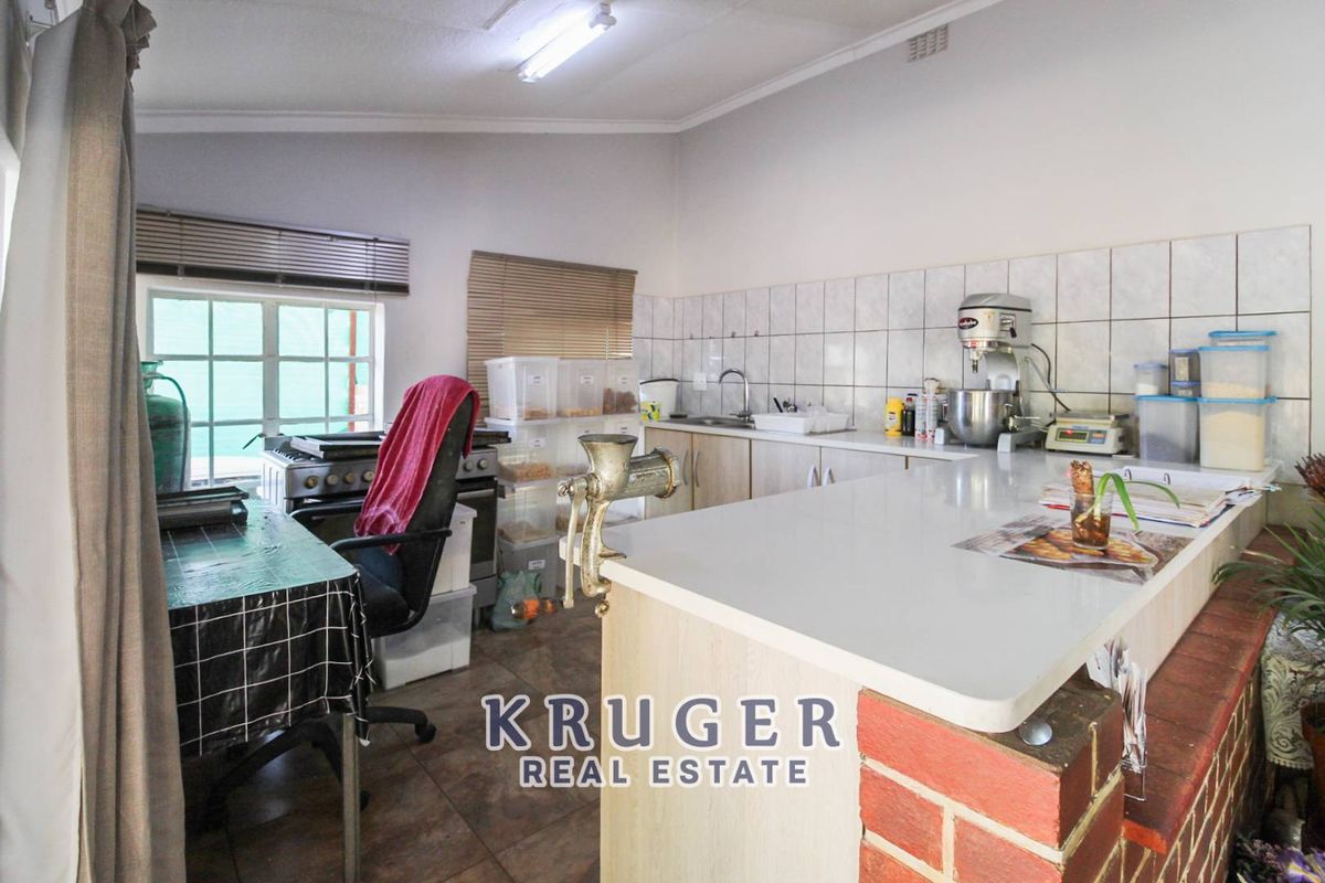 🏡 SPACIOUS FAMILY HOME WITH FLAT & ENTERTAINMENT AREAS FOR SALE IN OUTJO 🏡 - Photo 4