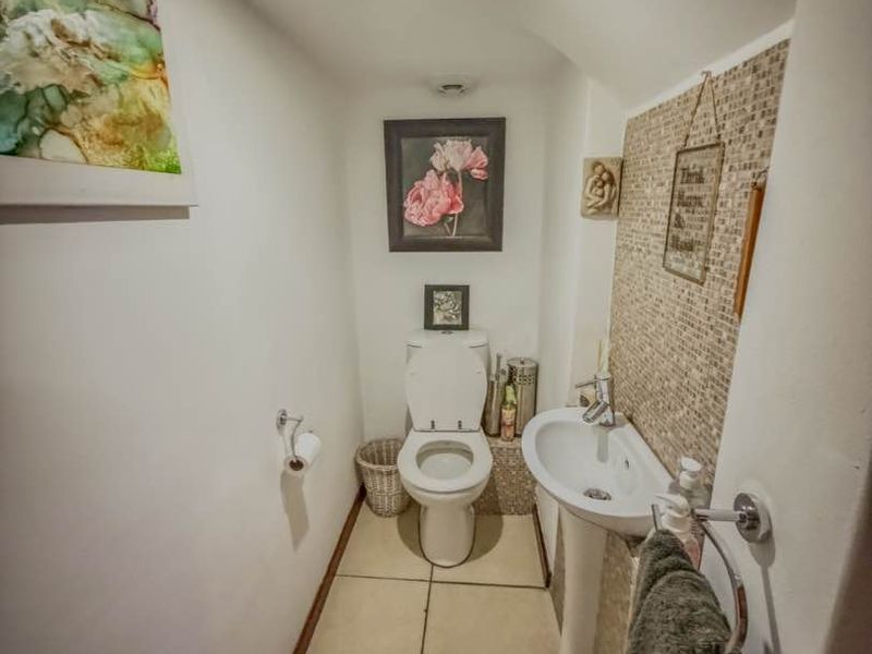 Stylish Duplex Townhouse with Double Garage & Granite Kitchen - Photo 7
