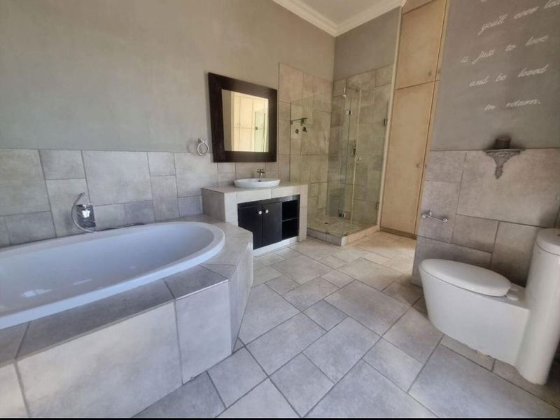 Luxurious four Bedroom House with Breathtaking Views - Photo 8