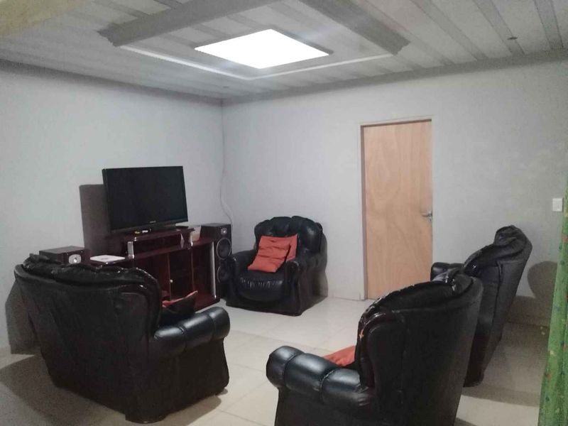 4 bedrooms house for sale in Soshanguve South - Photo 7