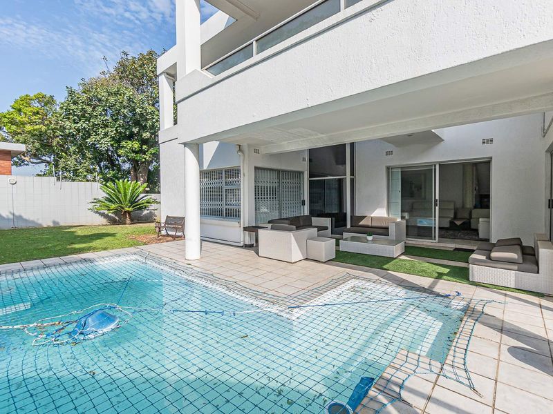 Modern home in prestigious area - Photo 4