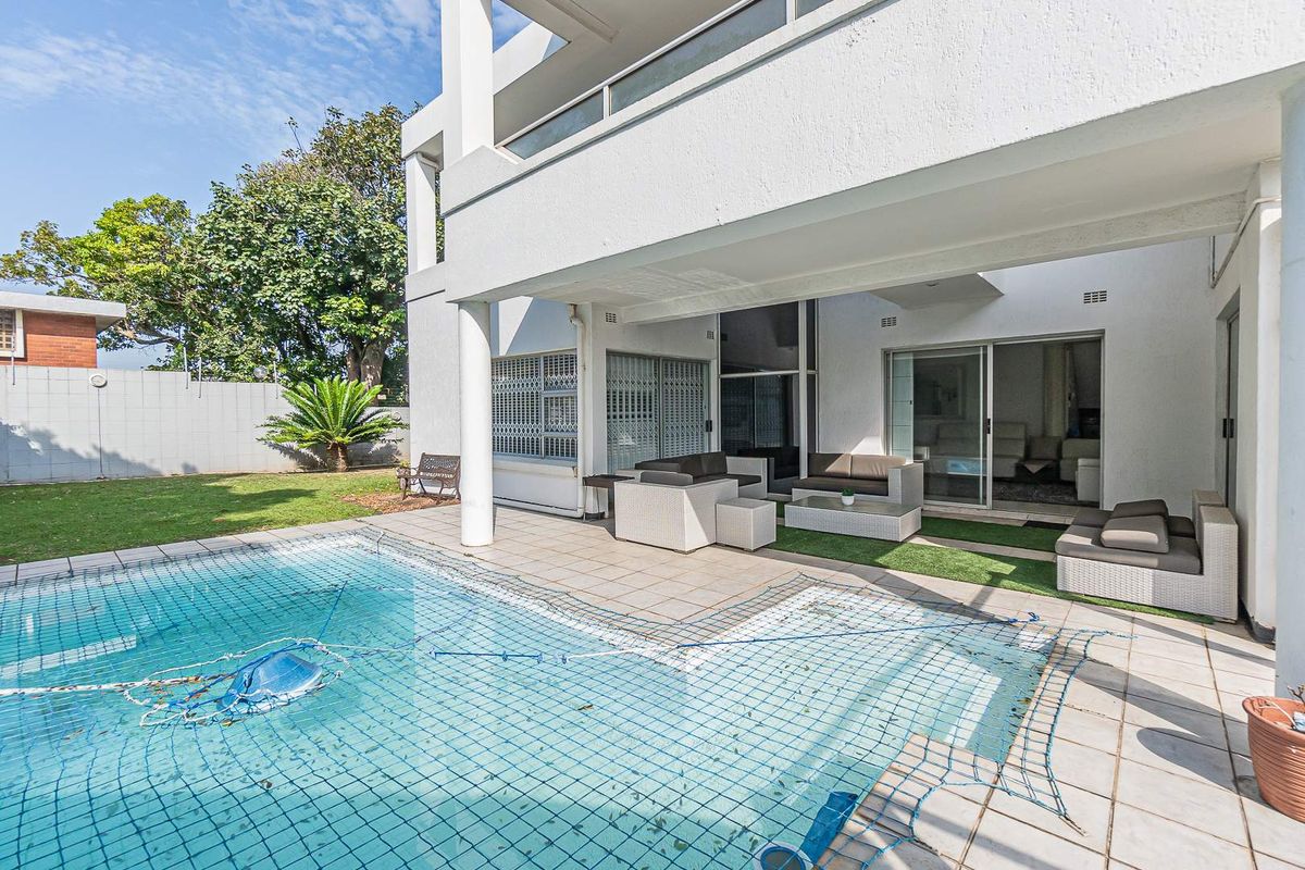 Modern home in prestigious area - Photo 4