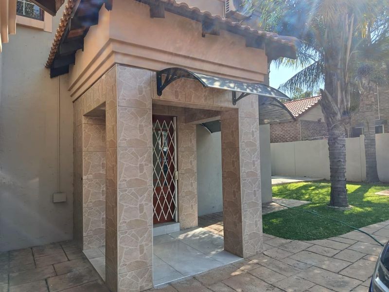 MODERN FAMILY HOME IN AMBERFIELD RIDGE ESTATE - Photo 3