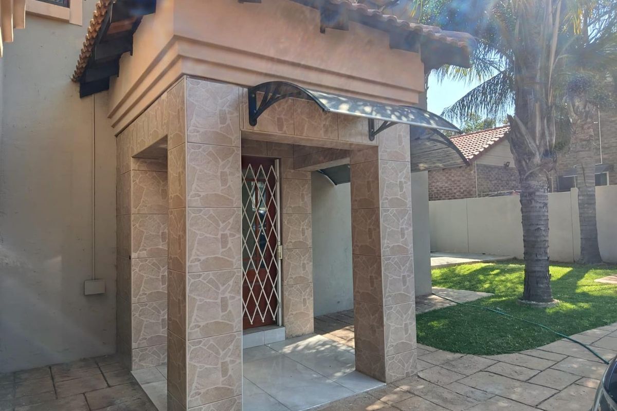 MODERN FAMILY HOME IN AMBERFIELD RIDGE ESTATE - Photo 3