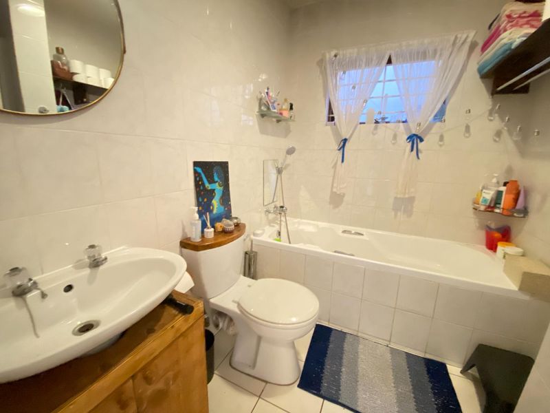 Ground Floor Corner Unit With Spacious Garden - Photo 10